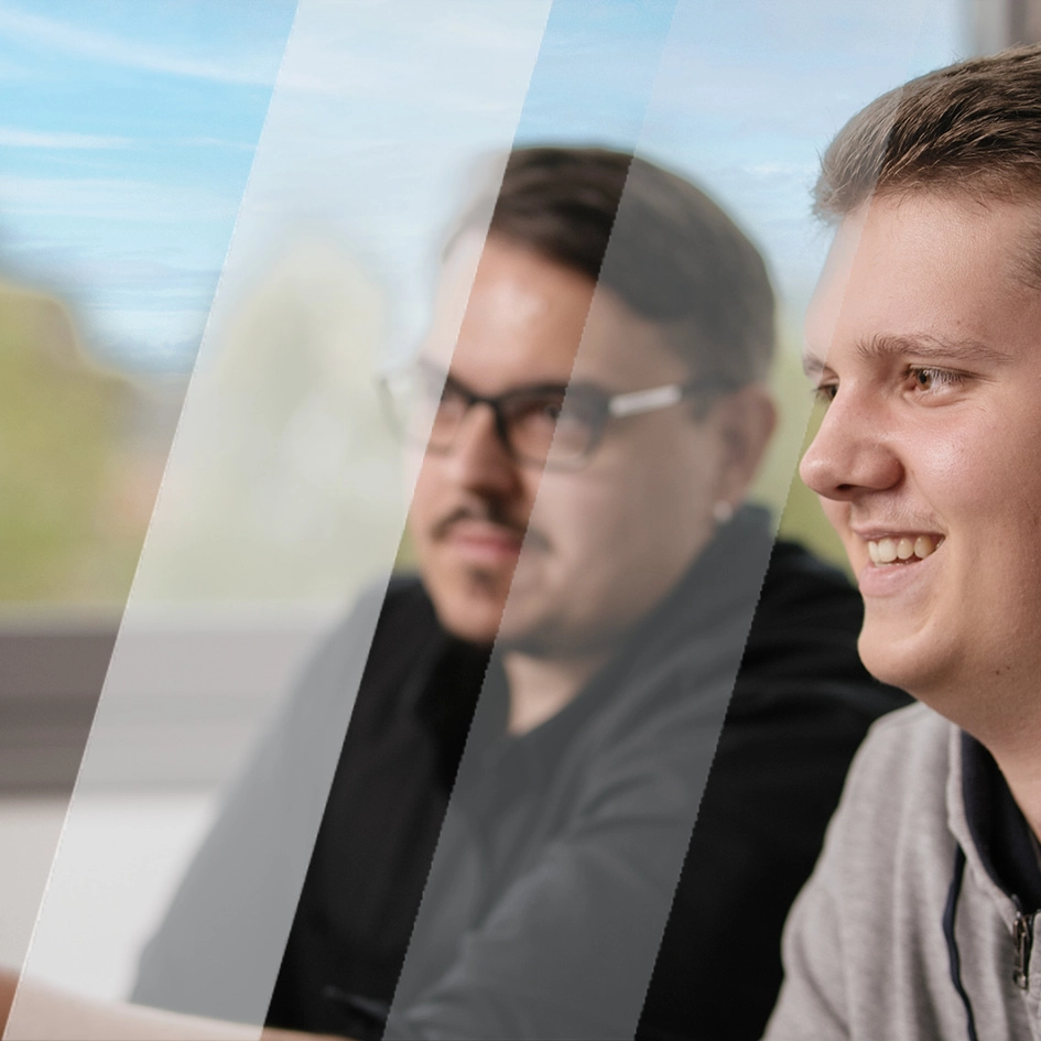 Zwei Personen in einer lockeren Unterhaltung