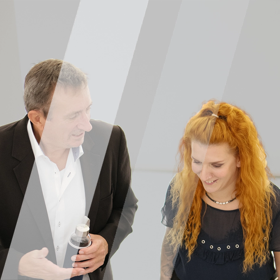 Zwei Personen in geschäftlichem Kontext, die sich unterhalten
